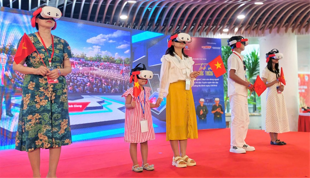 Hơn 5.000 người trải nghiệm chương trình “Trở về thời khắc thiêng liêng” tại Đà Nẵng - ảnh 2