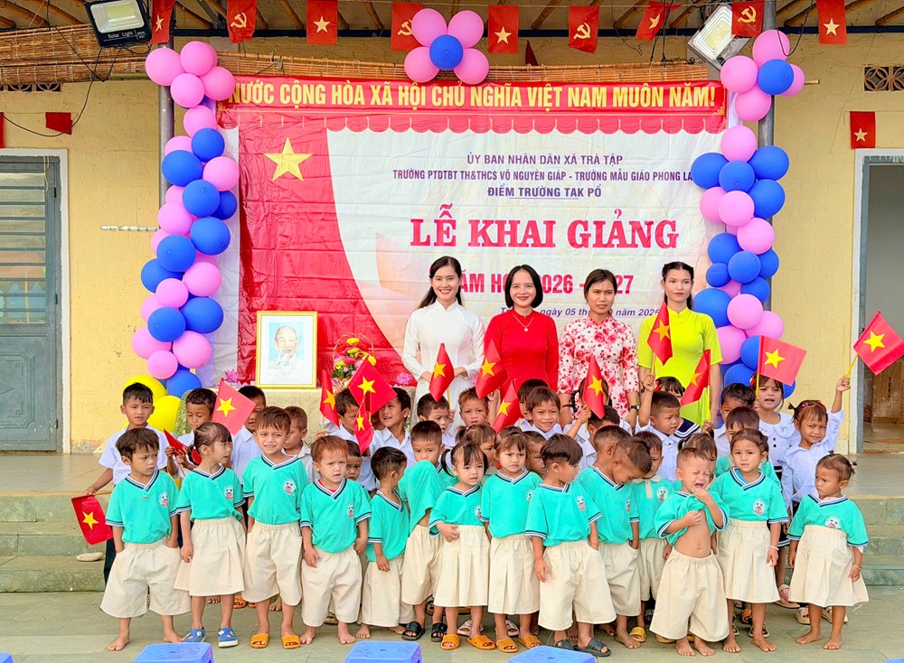 Từ đồi cỏ đến điểm trường khang trang của học trò Tắk Pổ - ảnh 2