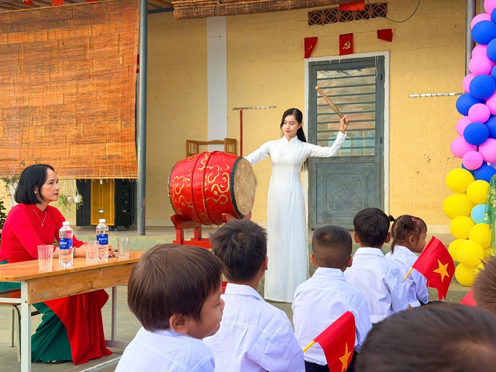 Từ đồi cỏ đến điểm trường khang trang của học trò Tắk Pổ - ảnh 7