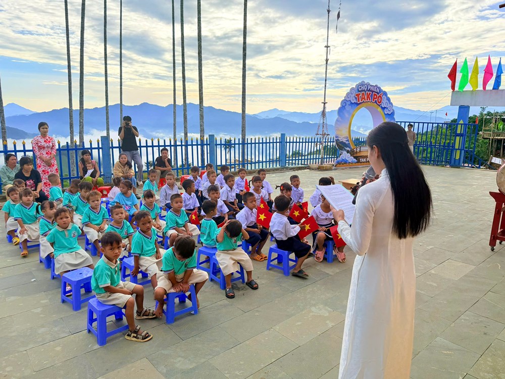 Từ đồi cỏ đến điểm trường khang trang của học trò Tắk Pổ - ảnh 5