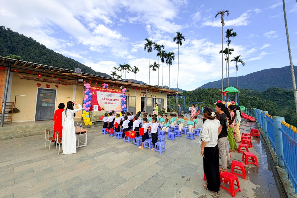 Từ đồi cỏ đến điểm trường khang trang của học trò Tắk Pổ - ảnh 1