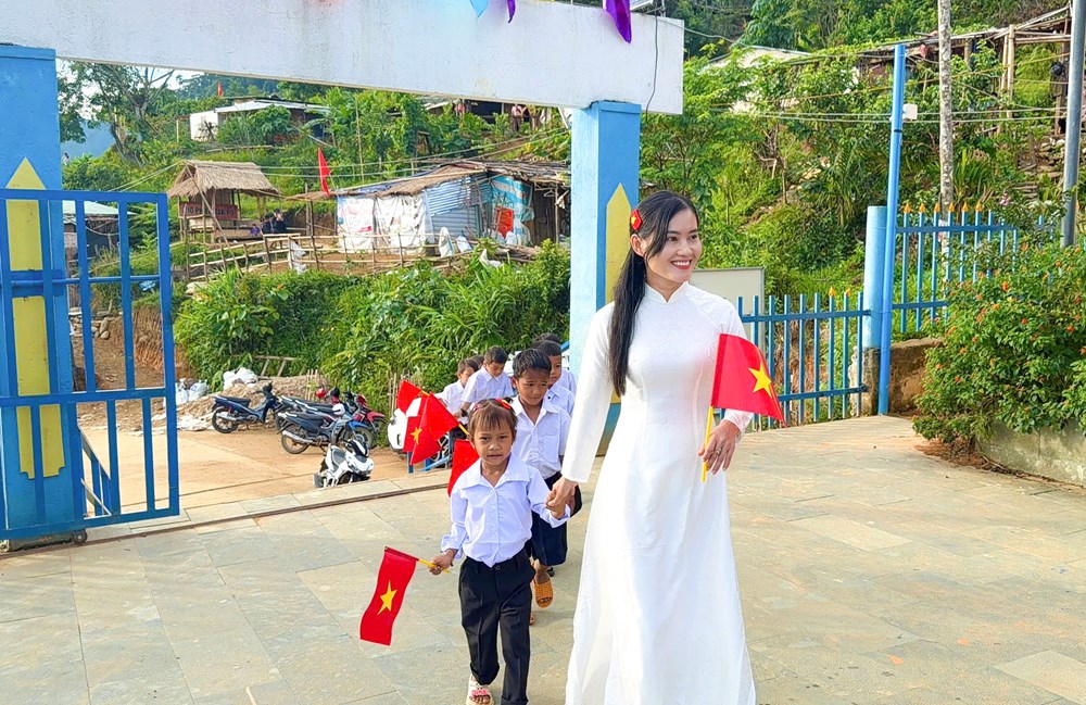 Từ đồi cỏ đến điểm trường khang trang của học trò Tắk Pổ - ảnh 4