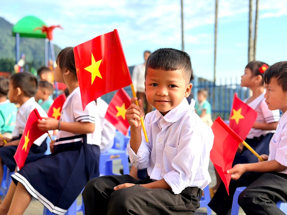 Từ đồi cỏ đến điểm trường khang trang của học trò Tắk Pổ - ảnh 6