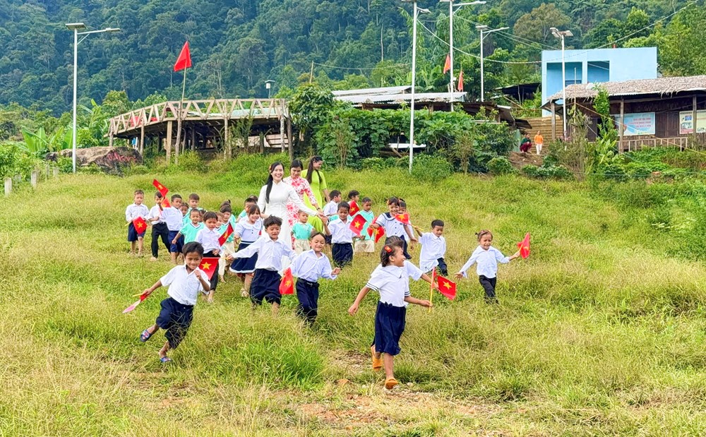 Từ đồi cỏ đến điểm trường khang trang của học trò Tắk Pổ - ảnh 10