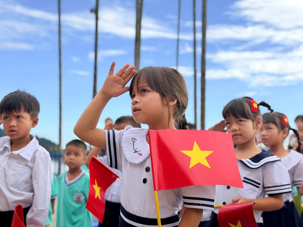 Từ đồi cỏ đến điểm trường khang trang của học trò Tắk Pổ - ảnh 9