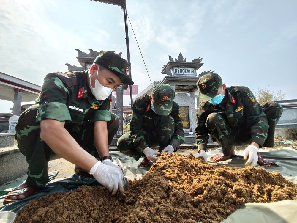 Nhiều di vật được tìm thấy tại mộ tập thể ở xã Thu Bồn - ảnh 3