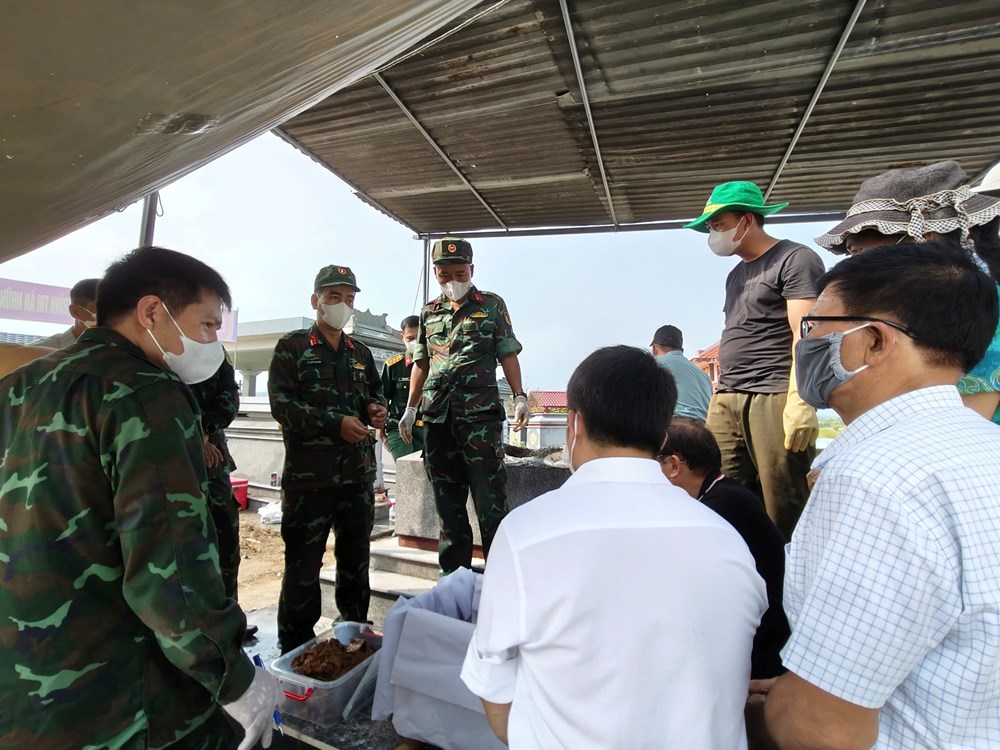 Nhiều di vật được tìm thấy tại mộ tập thể ở xã Thu Bồn - ảnh 4