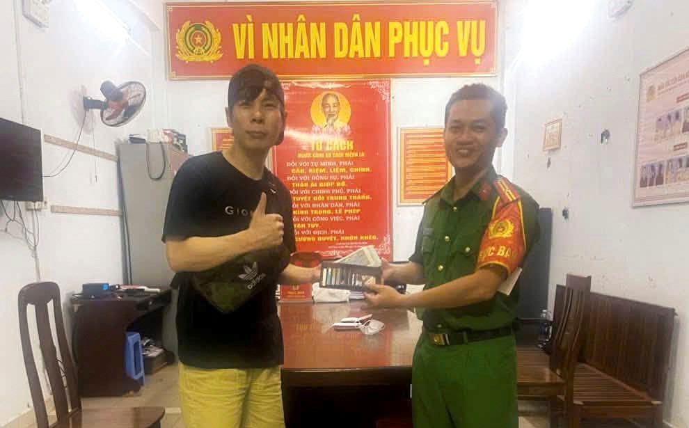 Du khách Hàn Quốc xúc động khi nhận lại tài sản đánh rơi - ảnh 2