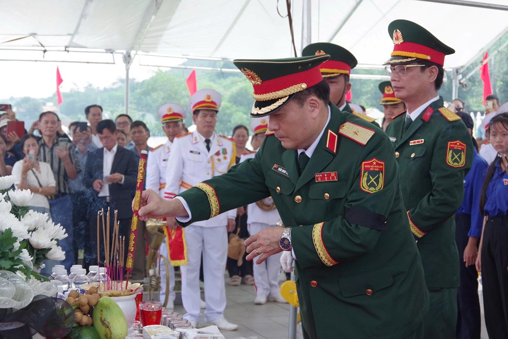 Truy điệu, an táng liệt sĩ tập thể tại xã Hiệp Đức - ảnh 3