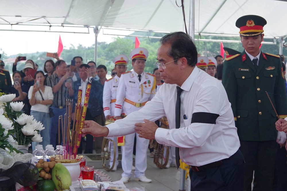 Truy điệu, an táng liệt sĩ tập thể tại xã Hiệp Đức - ảnh 4