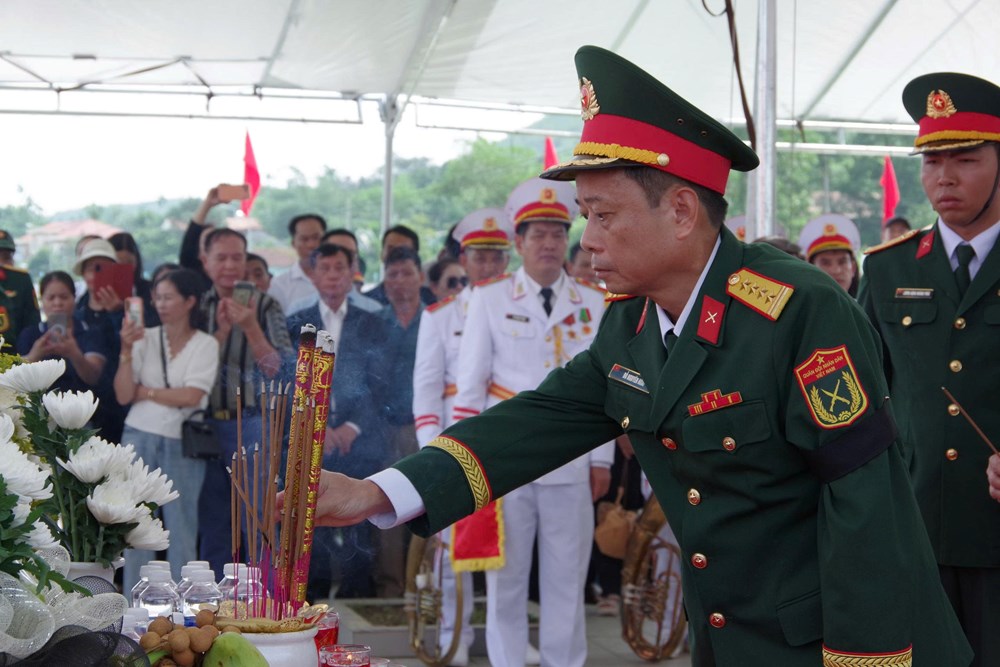 Truy điệu, an táng liệt sĩ tập thể tại xã Hiệp Đức - ảnh 2