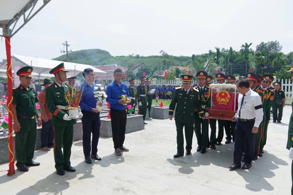 Truy điệu, an táng liệt sĩ tập thể tại xã Hiệp Đức - ảnh 5