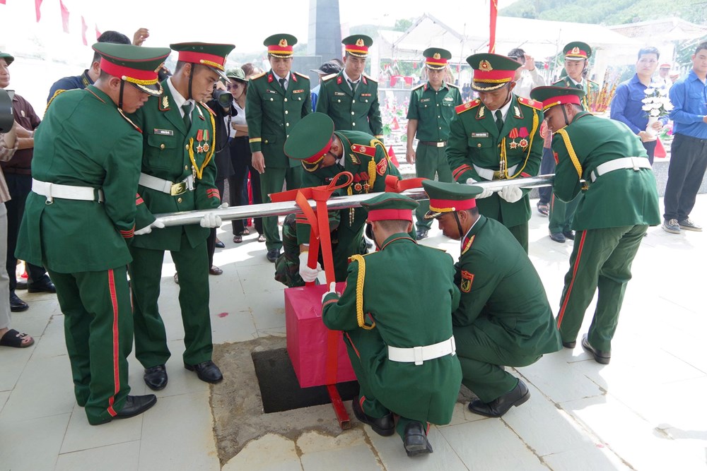 Truy điệu, an táng liệt sĩ tập thể tại xã Hiệp Đức - ảnh 6