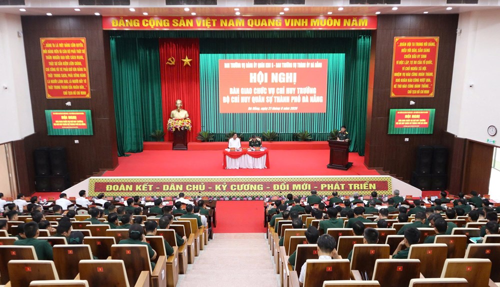Bàn giao chức vụ Chỉ huy trưởng Bộ CHQS TP. Đà Nẵng - ảnh 1