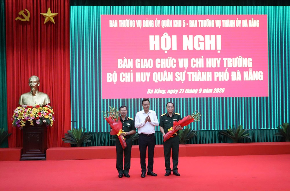 Bàn giao chức vụ Chỉ huy trưởng Bộ CHQS TP. Đà Nẵng - ảnh 2