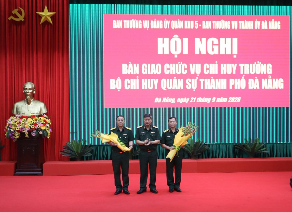 Bàn giao chức vụ Chỉ huy trưởng Bộ CHQS TP. Đà Nẵng - ảnh 3
