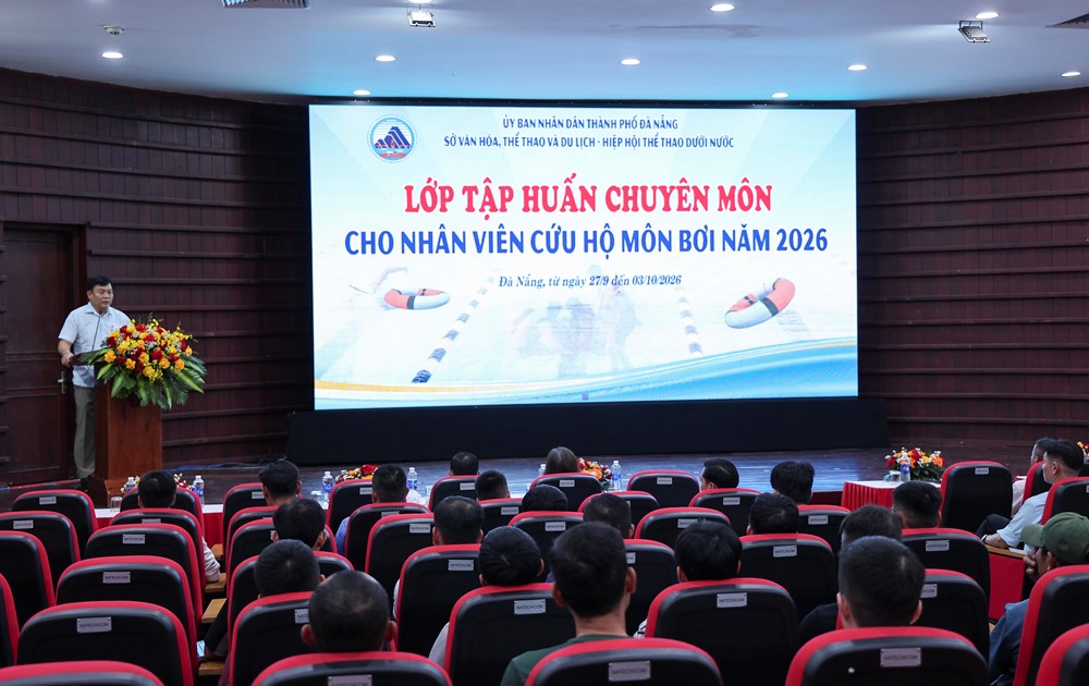 Đà Nẵng: Tập huấn chuyên môn cho hơn 80 nhân viên cứu hộ môn bơi - ảnh 1