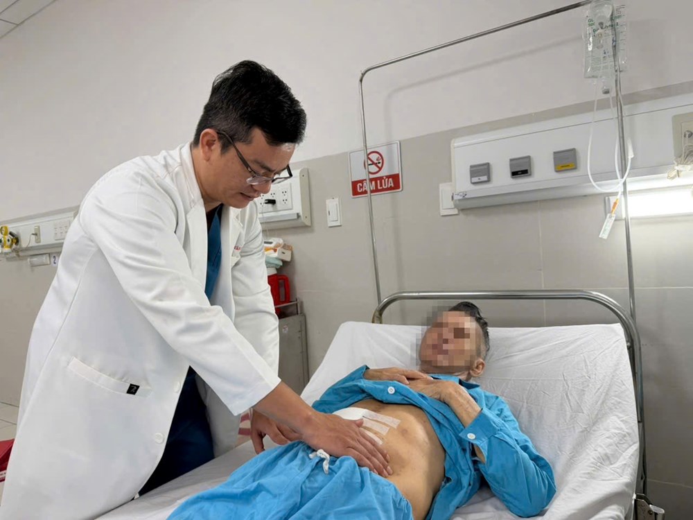 Cứu sống bệnh nhân ung thư gan vỡ khối u, xuất huyết ồ ạt - ảnh 1