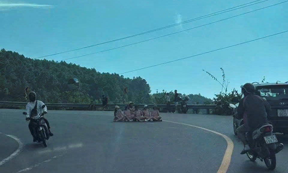 Xác minh hình ảnh nhóm phụ nữ ngồi giữa đường đèo Hải Vân chụp ảnh - ảnh 1
