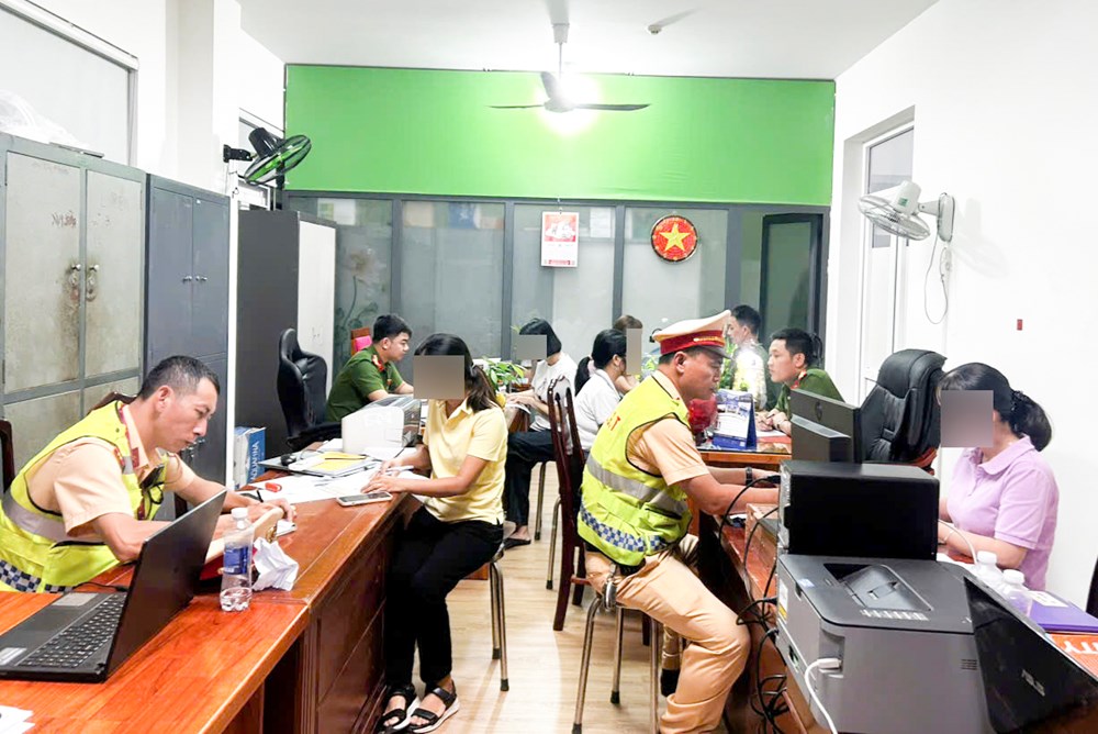 Xử phạt 6 phụ nữ ngồi giữa đường đèo Hải Vân chụp ảnh - ảnh 1