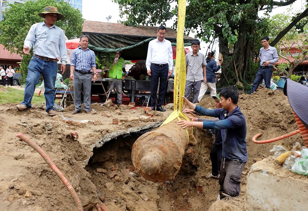 Khẩu súng thần công dài gần 3m lộ diện dưới lòng đất Thành Điện Hải - ảnh 2