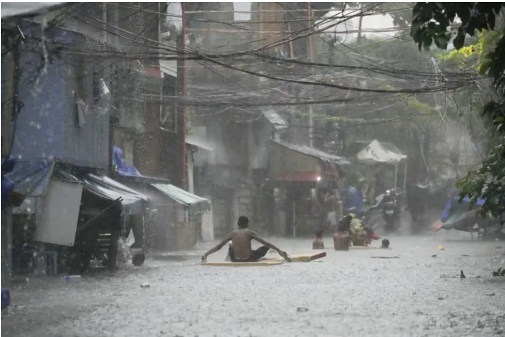 Bão Wipha tàn phá nhà cửa và làm tê liệt giao thông ở Trung Quốc và Philippines - ảnh 1