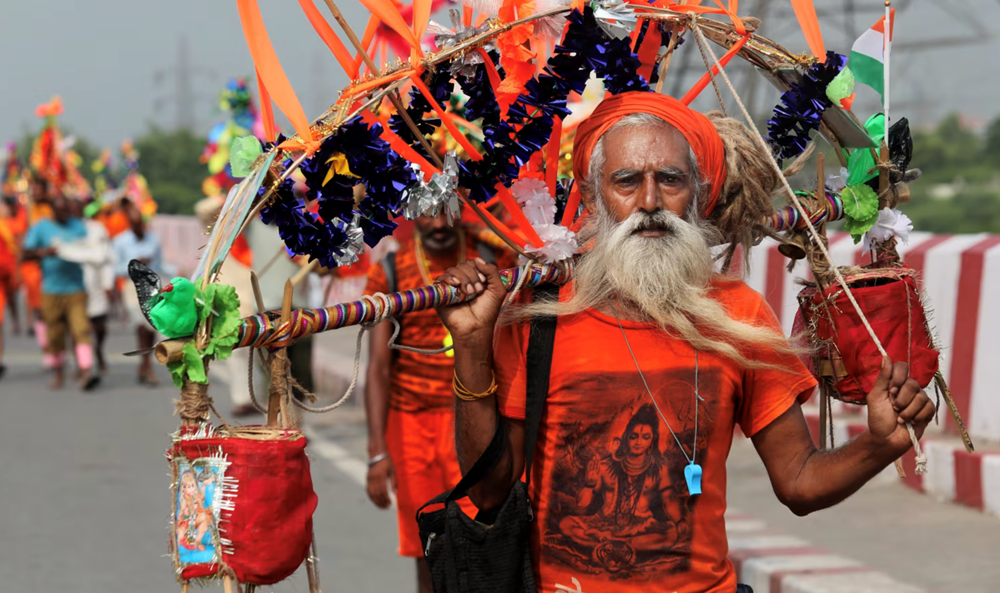Hàng triệu tín đồ Hindu hành hương trong lễ hội Kanwar Yatra - ảnh 1