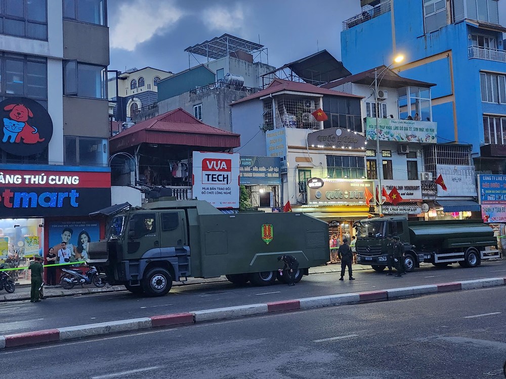 Đường phố lên đèn, không khí háo hức trước giờ tổng hợp luyện diễu binh, diễu hành - ảnh 2