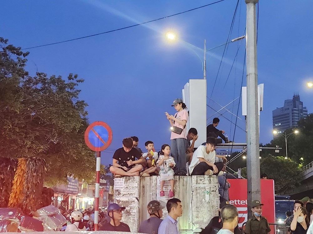 Đường phố lên đèn, không khí háo hức trước giờ tổng hợp luyện diễu binh, diễu hành - ảnh 4