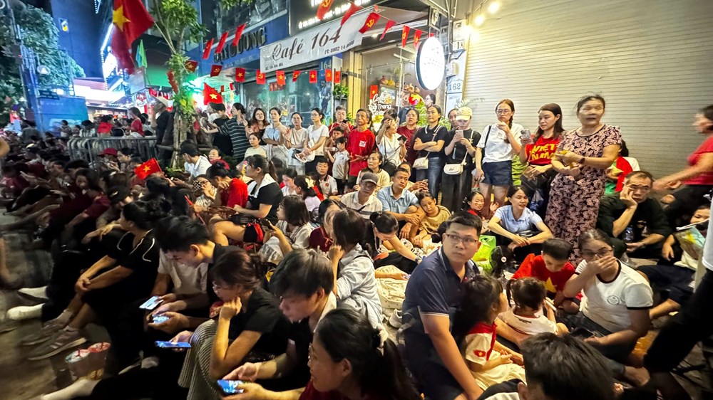 Đường phố lên đèn, không khí háo hức trước giờ tổng hợp luyện diễu binh, diễu hành - ảnh 7