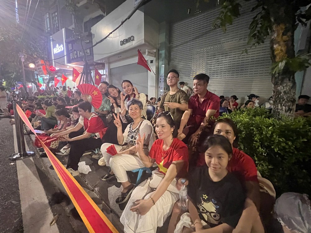 Đường phố lên đèn, không khí háo hức trước giờ tổng hợp luyện diễu binh, diễu hành - ảnh 13