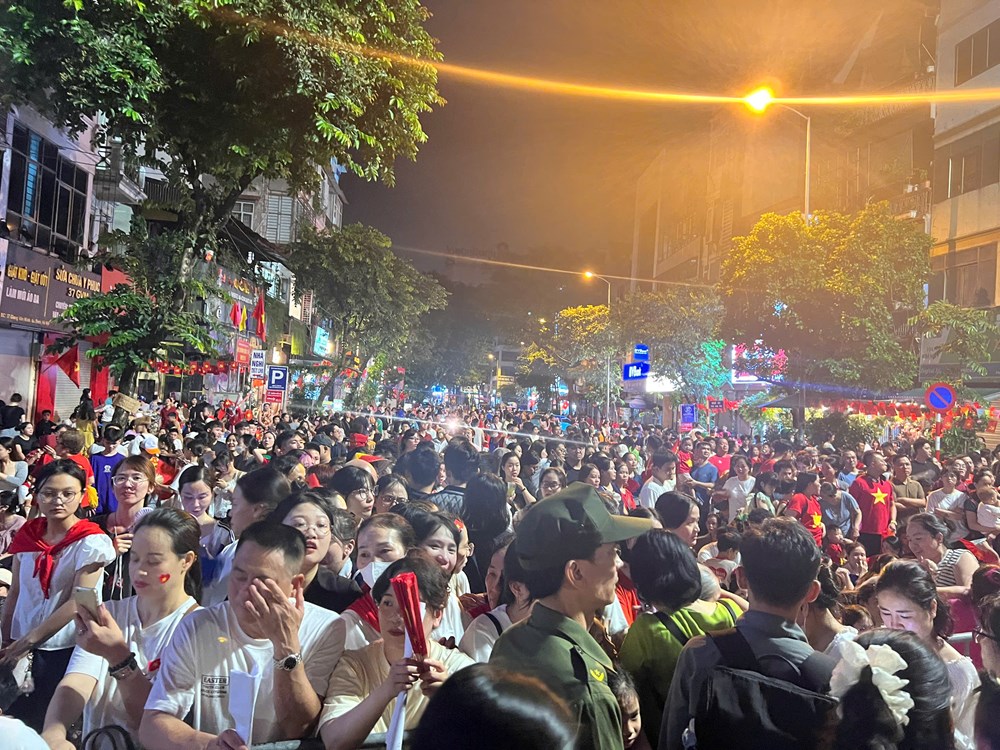 Đường phố lên đèn, không khí háo hức trước giờ tổng hợp luyện diễu binh, diễu hành - ảnh 16