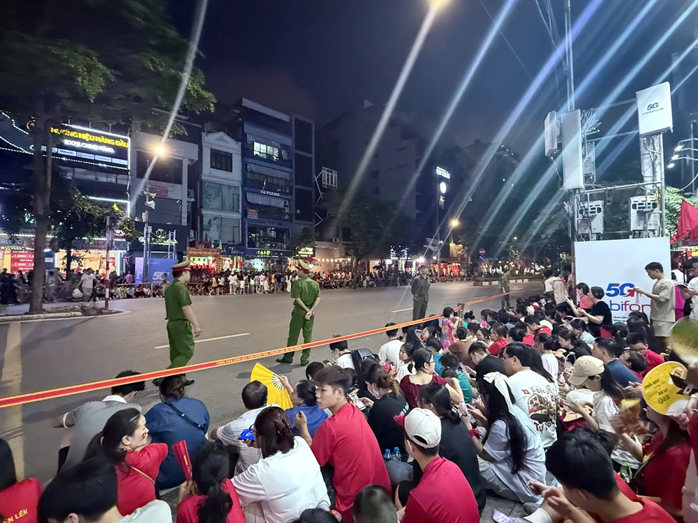 Đường phố lên đèn, không khí háo hức trước giờ tổng hợp luyện diễu binh, diễu hành - ảnh 6