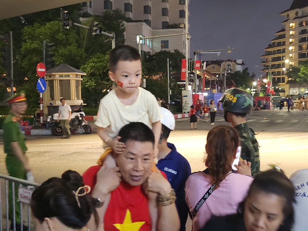 Đường phố lên đèn, không khí háo hức trước giờ tổng hợp luyện diễu binh, diễu hành - ảnh 5