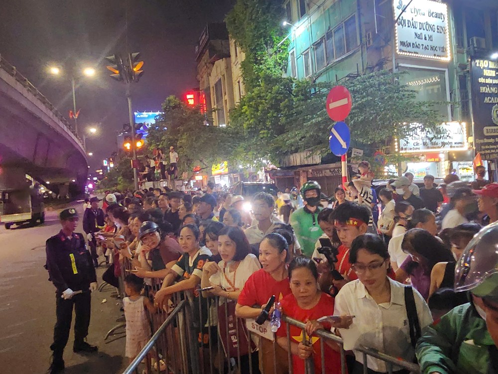 Đường phố lên đèn, không khí háo hức trước giờ tổng hợp luyện diễu binh, diễu hành - ảnh 11