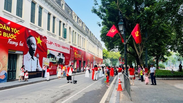 Người dân đổ về hồ Hoàn Kiếm trước giờ tổng hợp luyện diễu binh, diễu hành lần 2 - ảnh 2