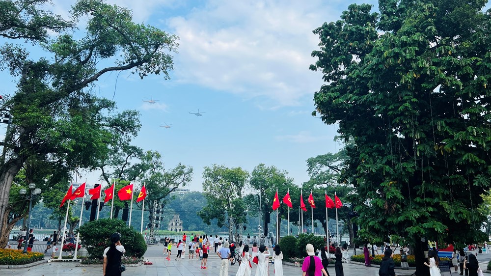 Người dân đổ về hồ Hoàn Kiếm trước giờ tổng hợp luyện diễu binh, diễu hành lần 2 - ảnh 1