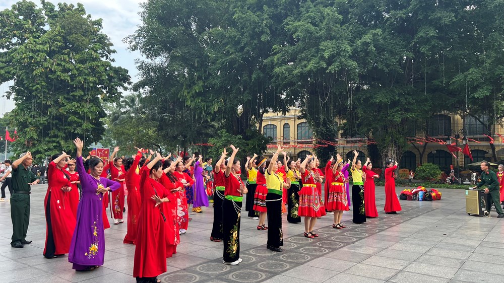 Người dân đổ về hồ Hoàn Kiếm trước giờ tổng hợp luyện diễu binh, diễu hành lần 2 - ảnh 4