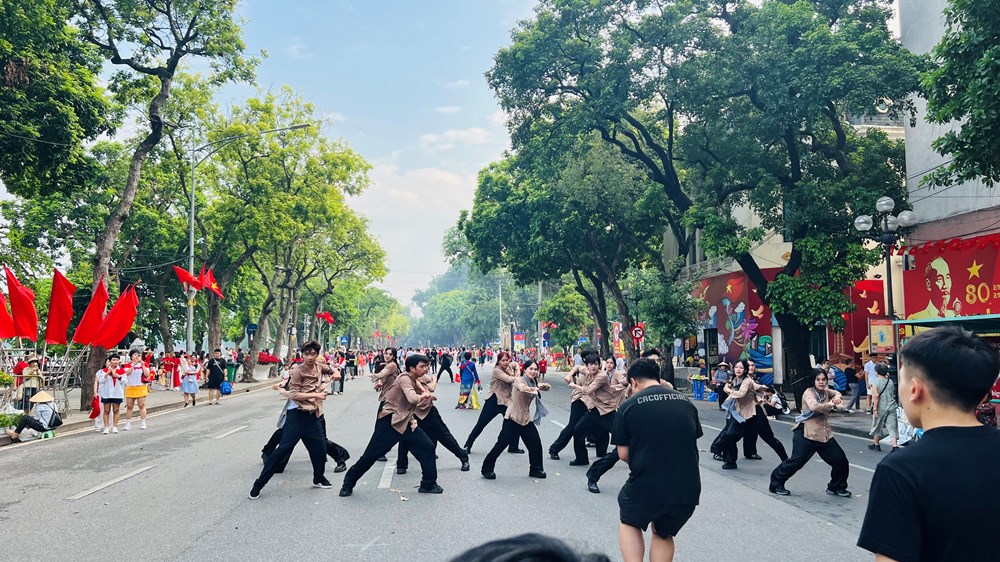 Người dân đổ về hồ Hoàn Kiếm trước giờ tổng hợp luyện diễu binh, diễu hành lần 2 - ảnh 6
