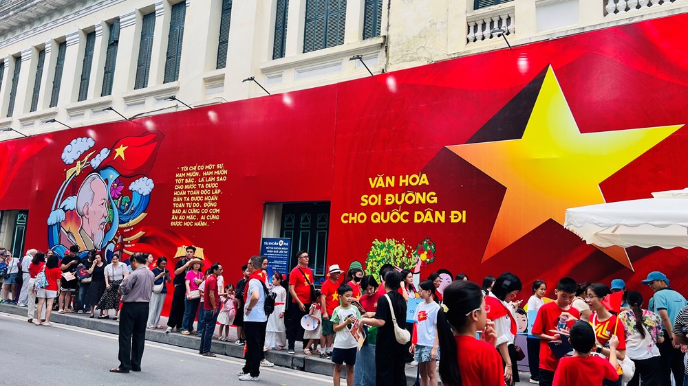 Người dân đổ về hồ Hoàn Kiếm trước giờ tổng hợp luyện diễu binh, diễu hành lần 2 - ảnh 5