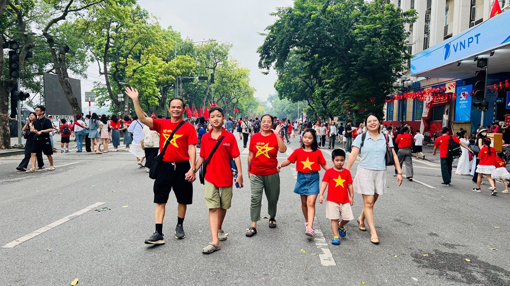 Người dân đổ về hồ Hoàn Kiếm trước giờ tổng hợp luyện diễu binh, diễu hành lần 2 - ảnh 8