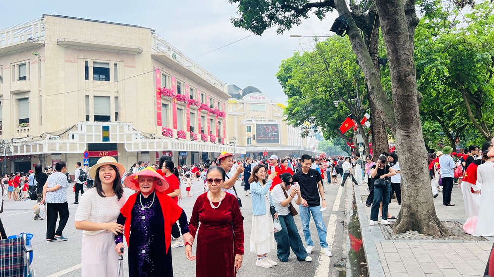 Người dân đổ về hồ Hoàn Kiếm trước giờ tổng hợp luyện diễu binh, diễu hành lần 2 - ảnh 9