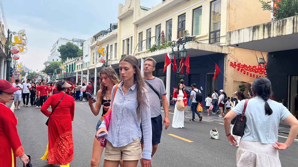Người dân đổ về hồ Hoàn Kiếm trước giờ tổng hợp luyện diễu binh, diễu hành lần 2 - ảnh 7