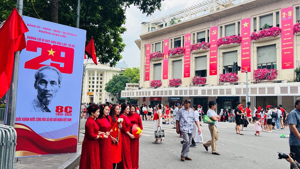 Người dân đổ về hồ Hoàn Kiếm trước giờ tổng hợp luyện diễu binh, diễu hành lần 2 - ảnh 11