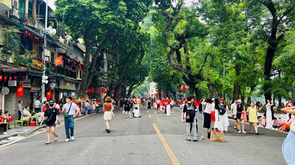 Người dân đổ về hồ Hoàn Kiếm trước giờ tổng hợp luyện diễu binh, diễu hành lần 2 - ảnh 12