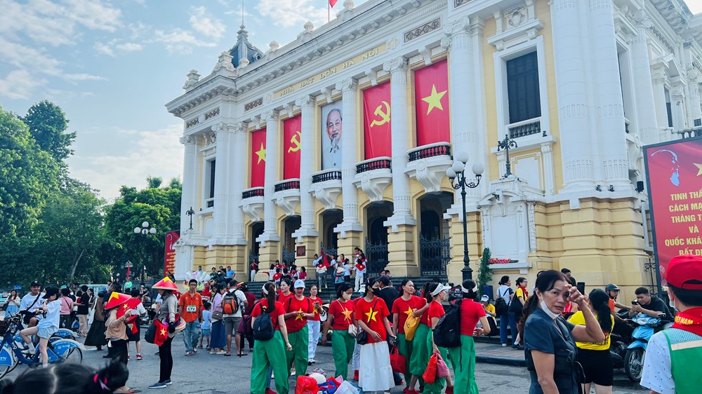 Người dân đổ về hồ Hoàn Kiếm trước giờ tổng hợp luyện diễu binh, diễu hành lần 2 - ảnh 3