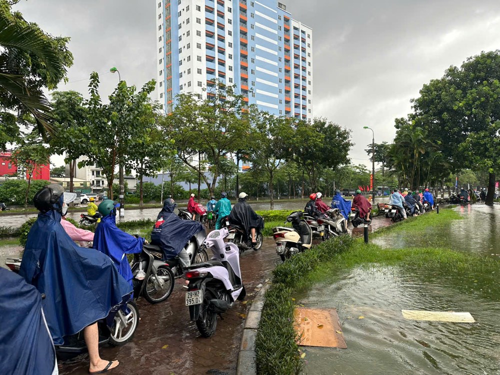 Nhiều phố ngập sâu, người Hà Nội chật vật đến công sở - ảnh 9