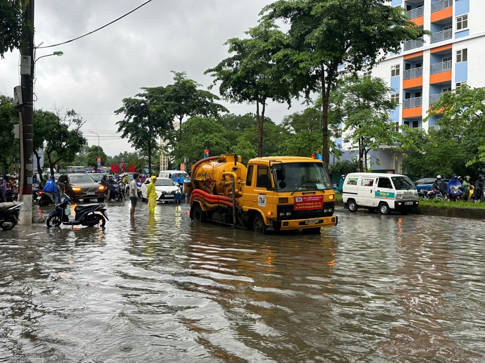 Nhiều phố ngập sâu, người Hà Nội chật vật đến công sở - ảnh 8