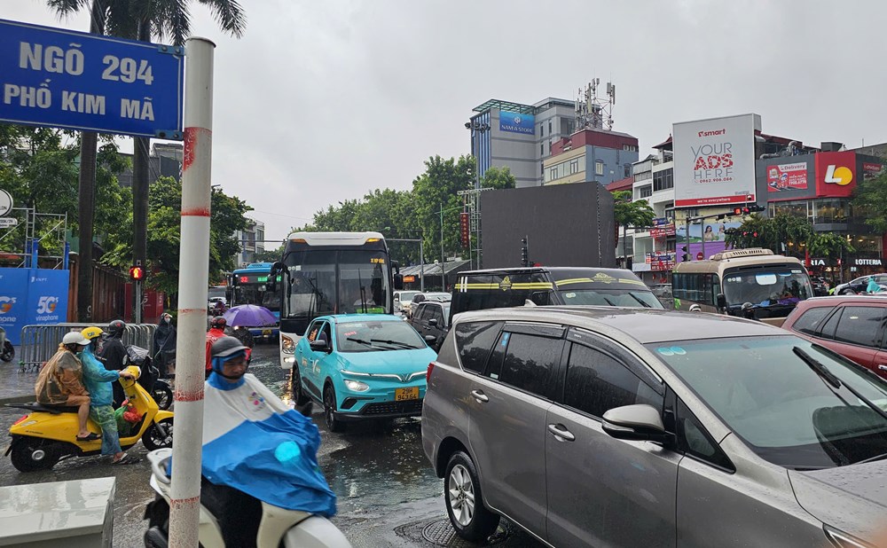 Nhiều phố ngập sâu, người Hà Nội chật vật đến công sở - ảnh 5