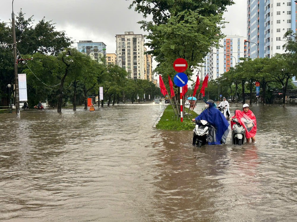 Nhiều phố ngập sâu, người Hà Nội chật vật đến công sở - ảnh 2